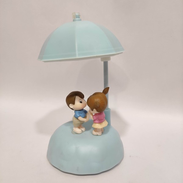 couple-sitting-under-led-umbrella-gift7682-2