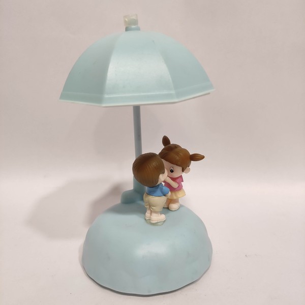 couple-sitting-under-led-umbrella-gift7682-3